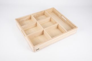 Bricka av trä med 7 fack